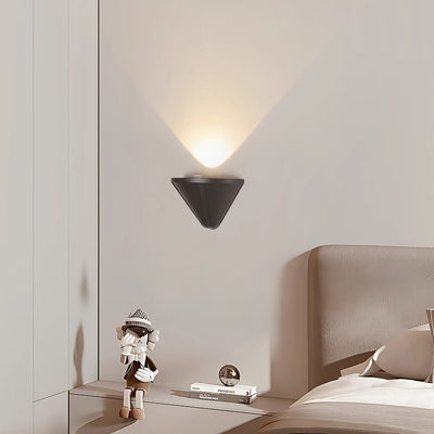 Applique murale LED triangulaire en aluminium étanche de simplicité moderne pour patio extérieur 