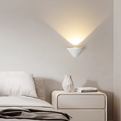 Applique murale LED triangulaire en aluminium étanche de simplicité moderne pour patio extérieur 