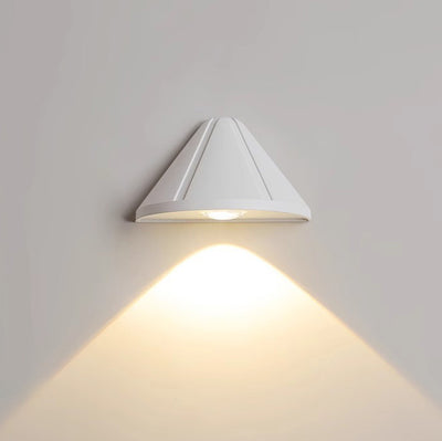 Applique murale LED triangulaire en aluminium étanche de simplicité moderne pour patio extérieur 