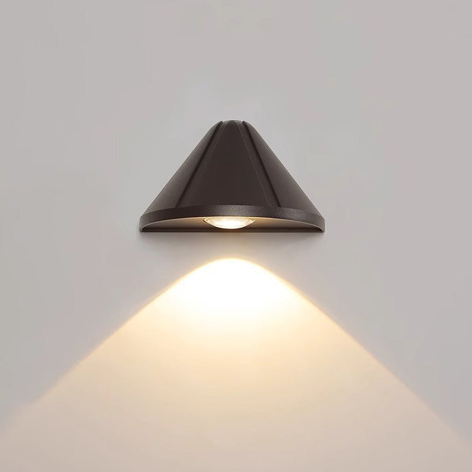 Applique murale LED triangulaire en aluminium étanche de simplicité moderne pour patio extérieur 
