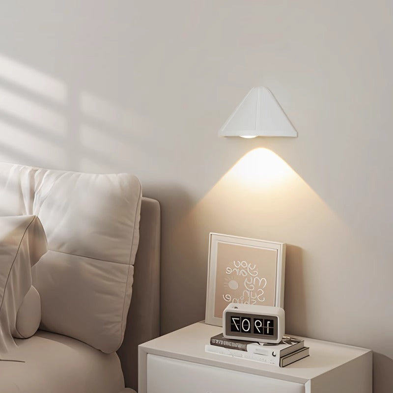 Applique murale LED triangulaire en aluminium étanche de simplicité moderne pour patio extérieur 