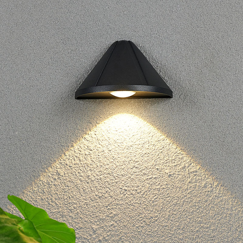 Applique murale LED triangulaire en aluminium étanche de simplicité moderne pour patio extérieur 