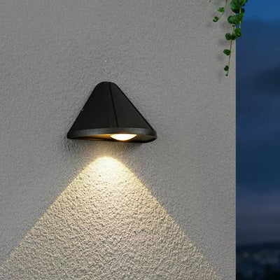 Applique murale LED triangulaire en aluminium étanche de simplicité moderne pour patio extérieur 