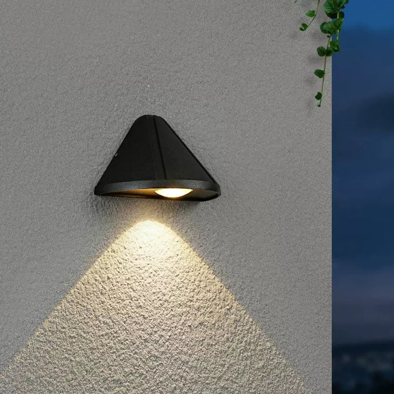 Applique murale LED triangulaire en aluminium étanche de simplicité moderne pour patio extérieur 