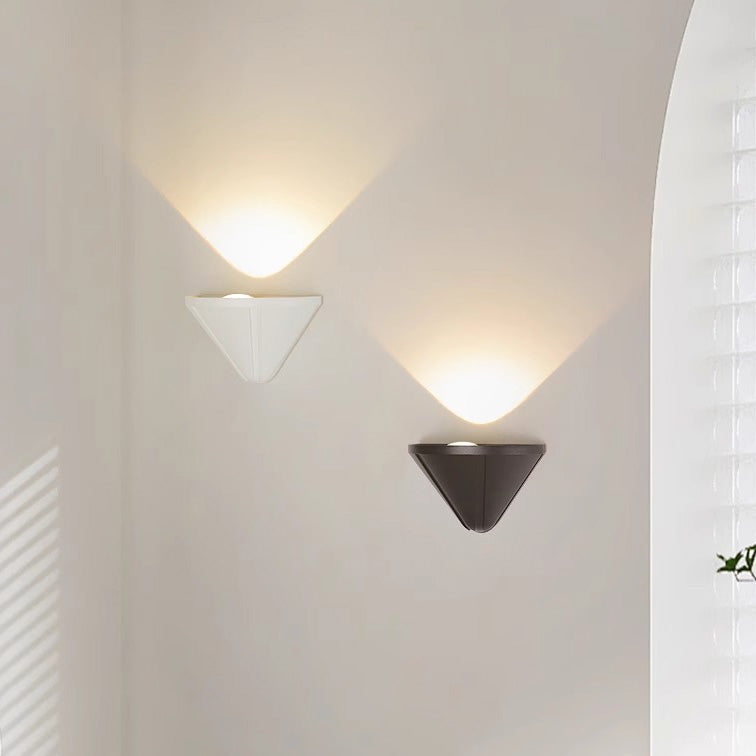 Applique murale LED triangulaire en aluminium étanche de simplicité moderne pour patio extérieur 