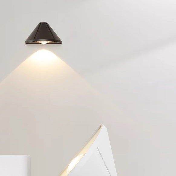 Applique murale LED triangulaire en aluminium étanche de simplicité moderne pour patio extérieur 