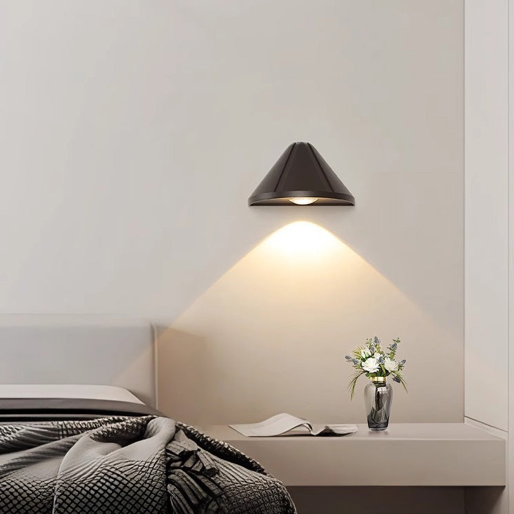 Applique murale LED triangulaire en aluminium étanche de simplicité moderne pour patio extérieur 