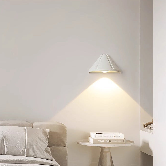 Applique murale LED triangulaire en aluminium étanche de simplicité moderne pour patio extérieur 