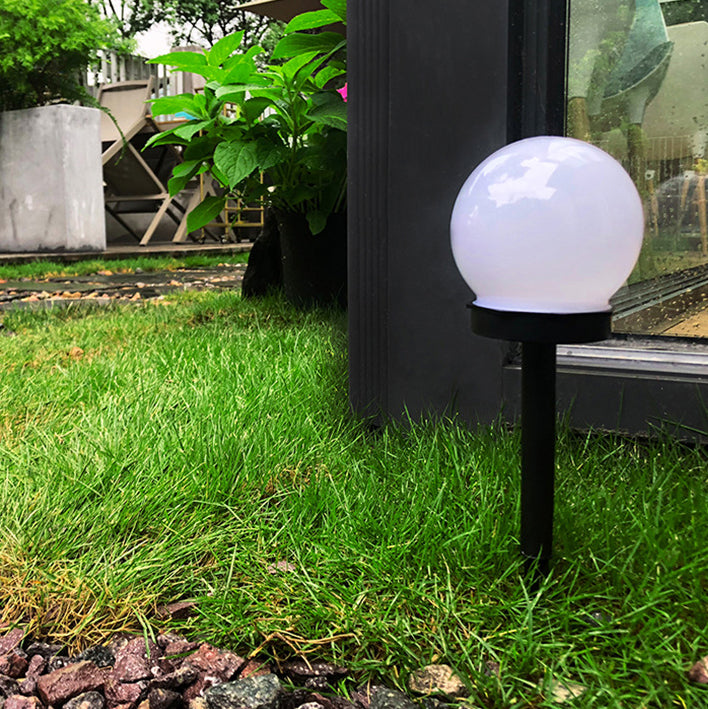 إضاءة خارجية LED كروية ABS مقاومة للماء تعمل بالطاقة الشمسية بتصميم حديث بسيط للحدائق 