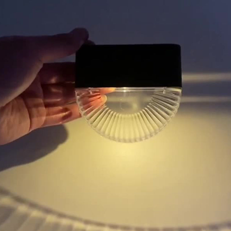 مصباح حائط LED على شكل نصف دائري مقاوم للماء يعمل بالطاقة الشمسية مصنوع من ABS وPS بتصميم بسيط حديث للفناء الخارجي 