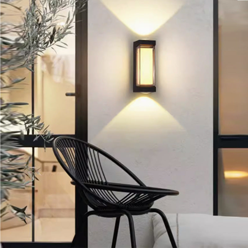 مصباح حائط LED مكعب أسطواني من الألومنيوم المقاوم للماء بتصميم بسيط وحديث للفناء الخارجي 