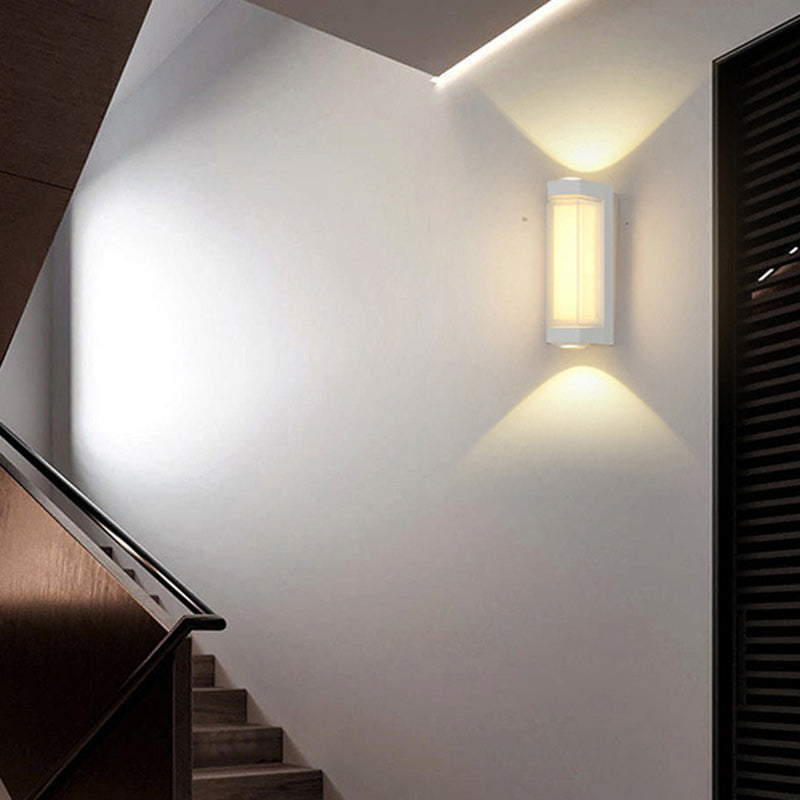 مصباح حائط LED مكعب أسطواني من الألومنيوم المقاوم للماء بتصميم بسيط وحديث للفناء الخارجي 