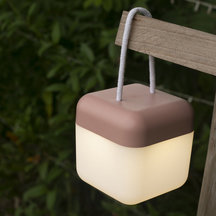 Éclairage paysager LED cylindrique portable rechargeable en ABS de simplicité moderne pour le jardin 