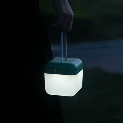 إضاءة LED أسطوانية محمولة قابلة لإعادة الشحن من ABS بتصميم بسيط وحديث للمناظر الطبيعية في الهواء الطلق للحديقة 
