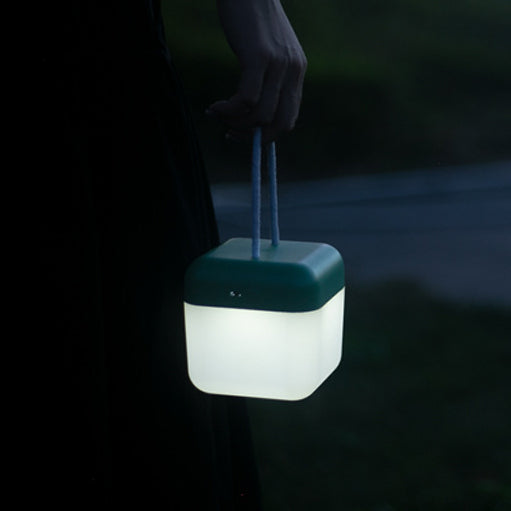 إضاءة LED أسطوانية محمولة قابلة لإعادة الشحن من ABS بتصميم بسيط وحديث للمناظر الطبيعية في الهواء الطلق للحديقة 