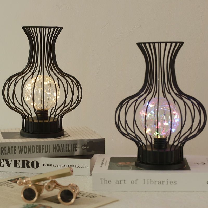 Lampe de table LED en forme de vase creux à batterie en fer nordique contemporain pour chambre à coucher 