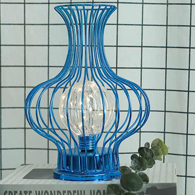 Lampe de table LED en forme de vase creux à batterie en fer nordique contemporain pour chambre à coucher 