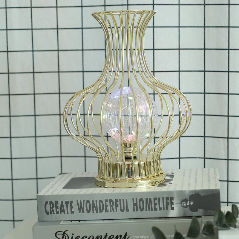 Lampe de table LED en forme de vase creux à batterie en fer nordique contemporain pour chambre à coucher 
