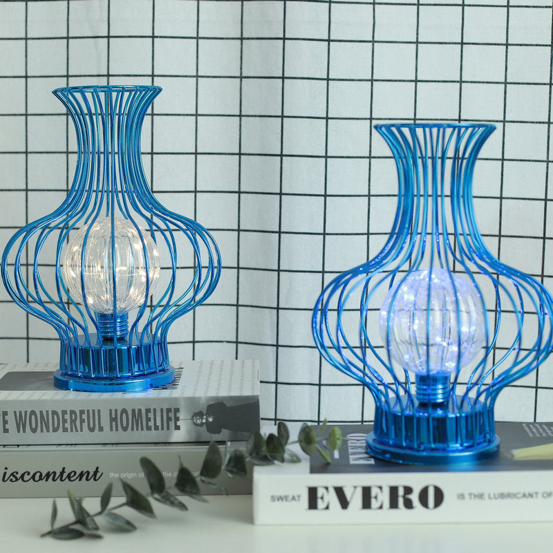 Lampe de table LED en forme de vase creux à batterie en fer nordique contemporain pour chambre à coucher 