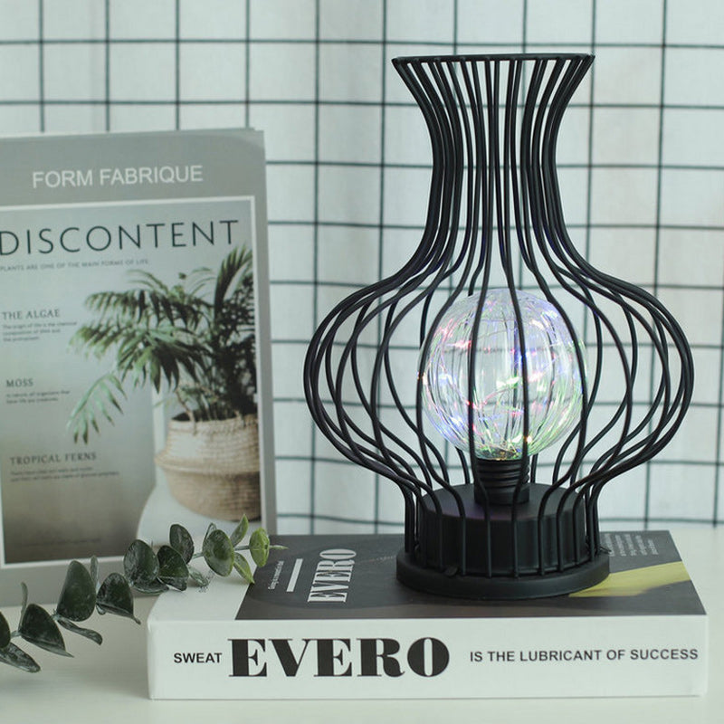 Lampe de table LED en forme de vase creux à batterie en fer nordique contemporain pour chambre à coucher 