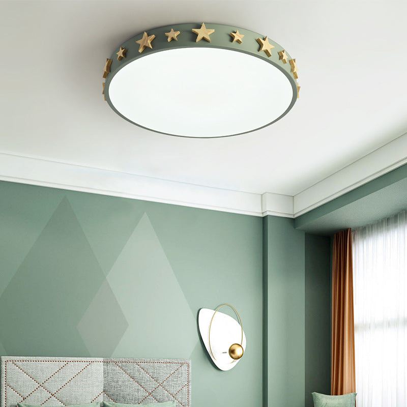 Zeitgenössische skandinavische Eisen-Holz-Acryl-runde Stern-LED-Unterputz-Deckenleuchte für Schlafzimmer 