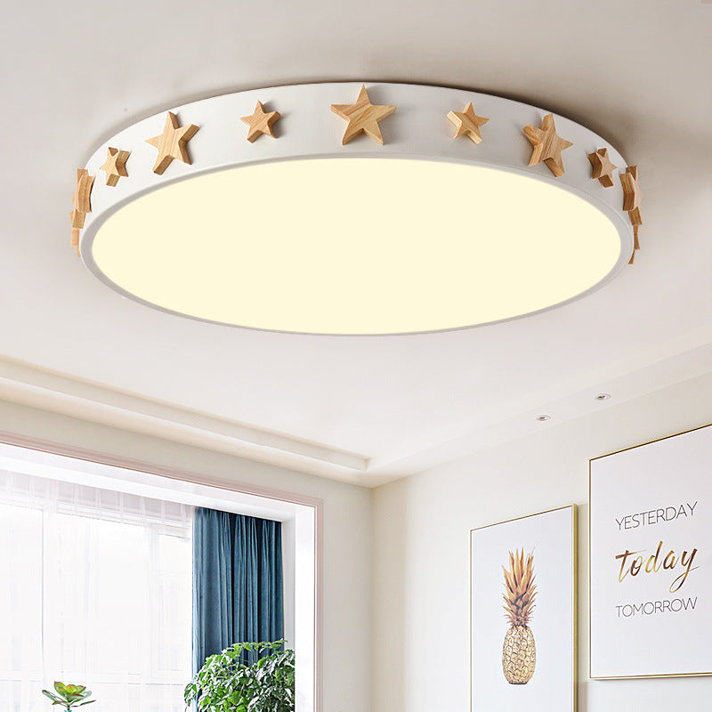 Zeitgenössische skandinavische Eisen-Holz-Acryl-runde Stern-LED-Unterputz-Deckenleuchte für Schlafzimmer 