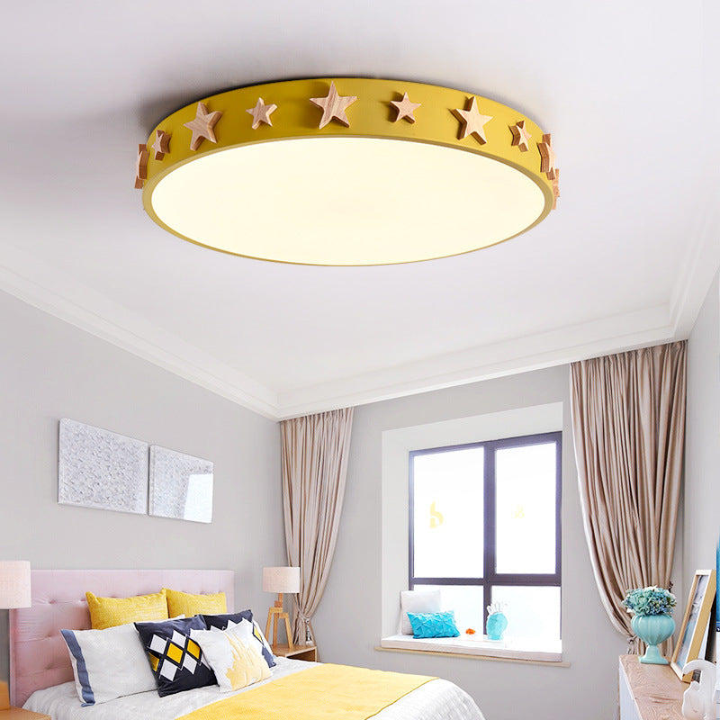 Zeitgenössische skandinavische Eisen-Holz-Acryl-runde Stern-LED-Unterputz-Deckenleuchte für Schlafzimmer 