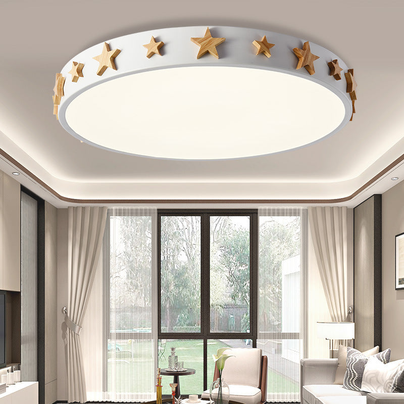 Zeitgenössische skandinavische Eisen-Holz-Acryl-runde Stern-LED-Unterputz-Deckenleuchte für Schlafzimmer 