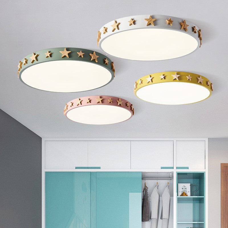 Zeitgenössische skandinavische Eisen-Holz-Acryl-runde Stern-LED-Unterputz-Deckenleuchte für Schlafzimmer 