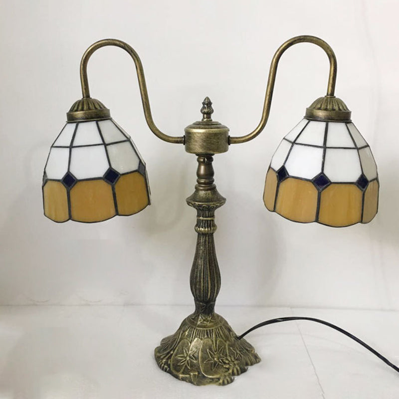 مصباح طاولة بتصميم تقليدي من زجاج تيفاني مع خرز قبة عنق البجعة مصنوع من الحديد والراتنج بإنارة مزدوجة للجانب السرير 