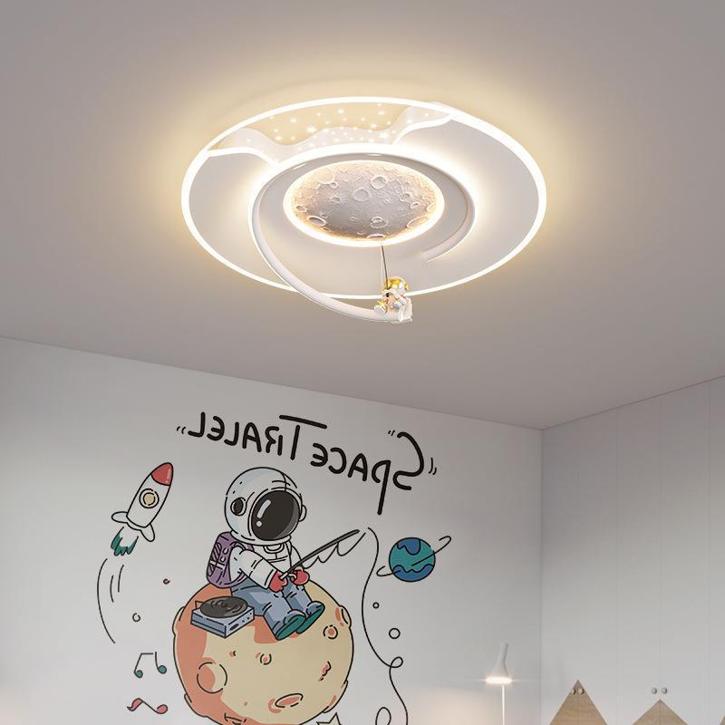 現代の創造的な子供たちのためのラウンドムーン宇宙飛行士アイアンアクリル樹脂LEDフラッシュマウント天井灯、寝室用 