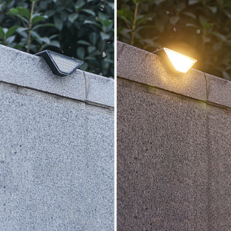 إضاءة LED مثلثية مقاومة للماء بالطاقة الشمسية ABS PS بتصميم بسيط حديث للإضاءة الخارجية لفناء خارجي 