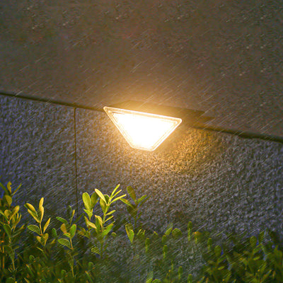 إضاءة LED مثلثية مقاومة للماء بالطاقة الشمسية ABS PS بتصميم بسيط حديث للإضاءة الخارجية لفناء خارجي 