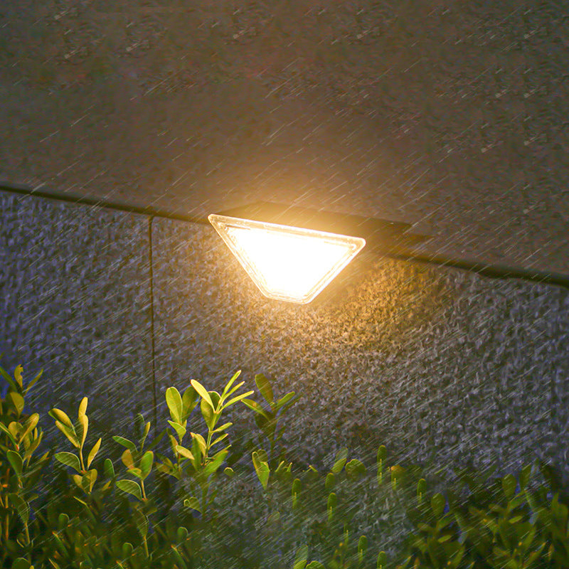 إضاءة LED مثلثية مقاومة للماء بالطاقة الشمسية ABS PS بتصميم بسيط حديث للإضاءة الخارجية لفناء خارجي 