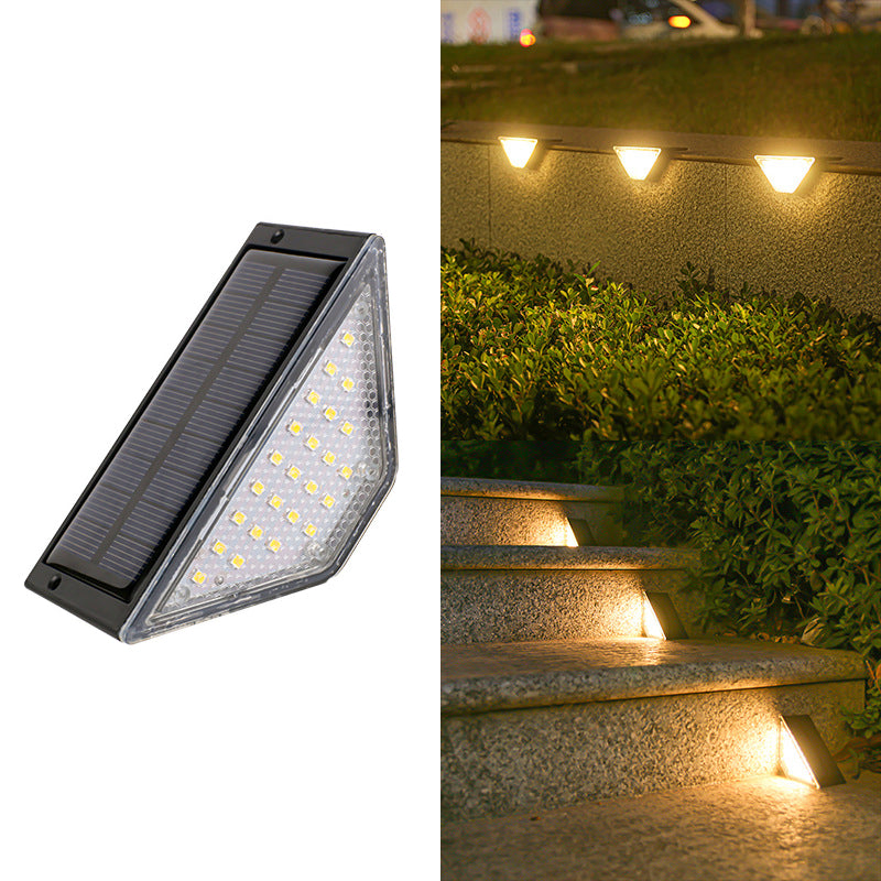 إضاءة LED مثلثية مقاومة للماء بالطاقة الشمسية ABS PS بتصميم بسيط حديث للإضاءة الخارجية لفناء خارجي 