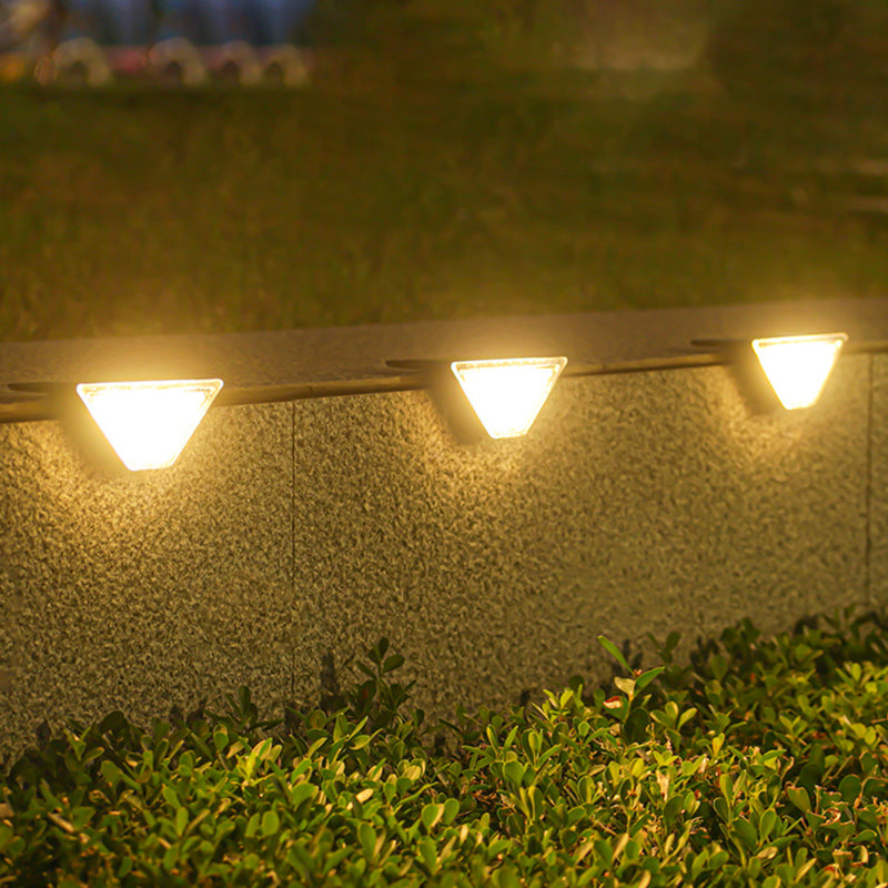 إضاءة LED مثلثية مقاومة للماء بالطاقة الشمسية ABS PS بتصميم بسيط حديث للإضاءة الخارجية لفناء خارجي 