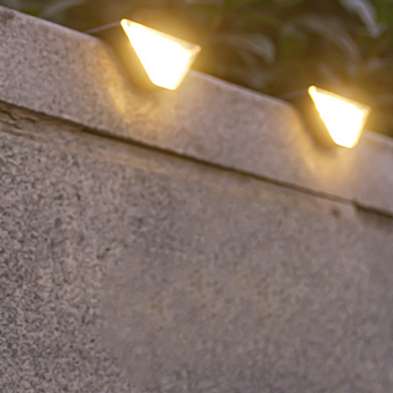 إضاءة LED مثلثية مقاومة للماء بالطاقة الشمسية ABS PS بتصميم بسيط حديث للإضاءة الخارجية لفناء خارجي 