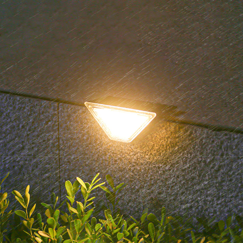 إضاءة LED مثلثية مقاومة للماء بالطاقة الشمسية ABS PS بتصميم بسيط حديث للإضاءة الخارجية لفناء خارجي 