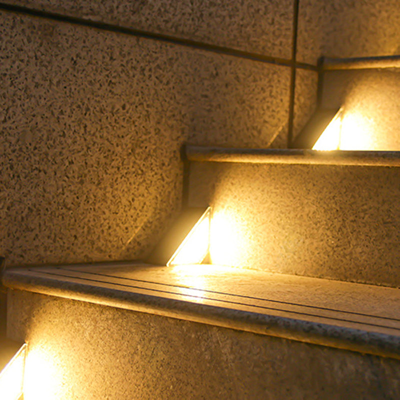 Éclairage paysager à LED triangulaire en ABS PS solaire étanche à la simplicité moderne pour lumière extérieure de patio extérieur 