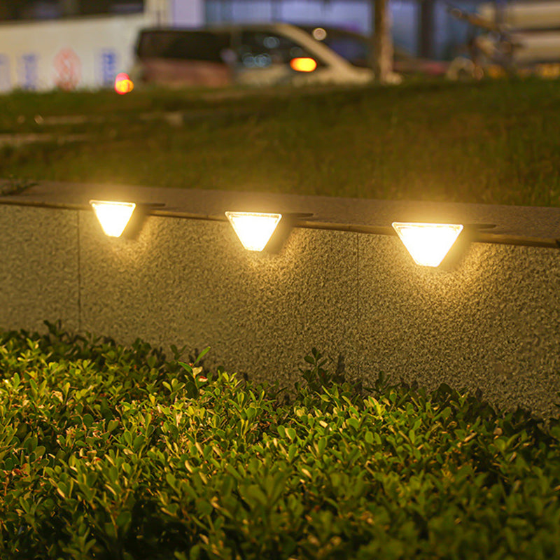 إضاءة LED مثلثية مقاومة للماء بالطاقة الشمسية ABS PS بتصميم بسيط حديث للإضاءة الخارجية لفناء خارجي 