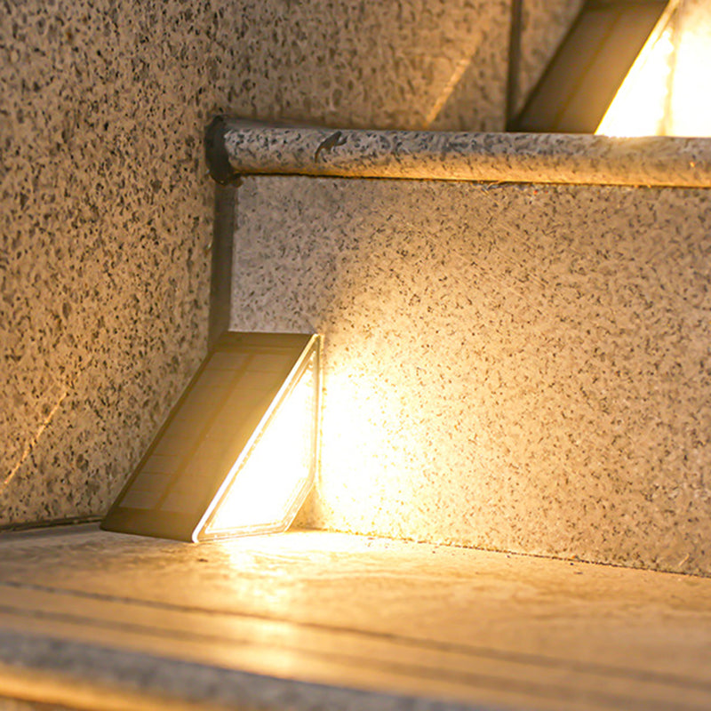 Éclairage paysager à LED triangulaire en ABS PS solaire étanche à la simplicité moderne pour lumière extérieure de patio extérieur 