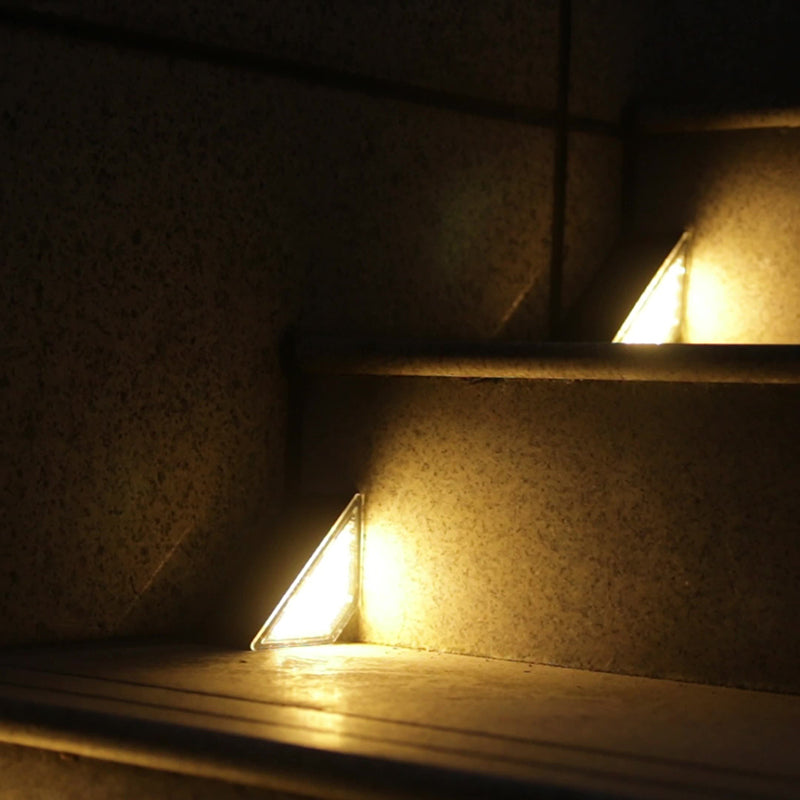 إضاءة LED مثلثية مقاومة للماء بالطاقة الشمسية ABS PS بتصميم بسيط حديث للإضاءة الخارجية لفناء خارجي 