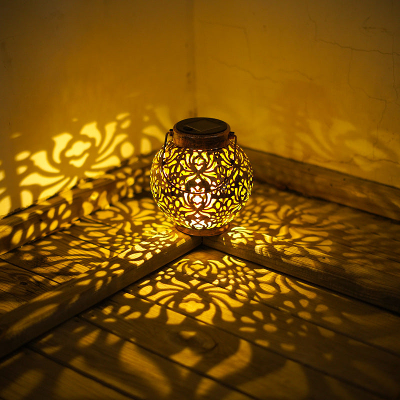 إضاءة حديقة خارجية بتصميم عصري ريترو تعمل بالطاقة الشمسية ومقاومة للماء بفانوس حديدي مجوف معلق LED 