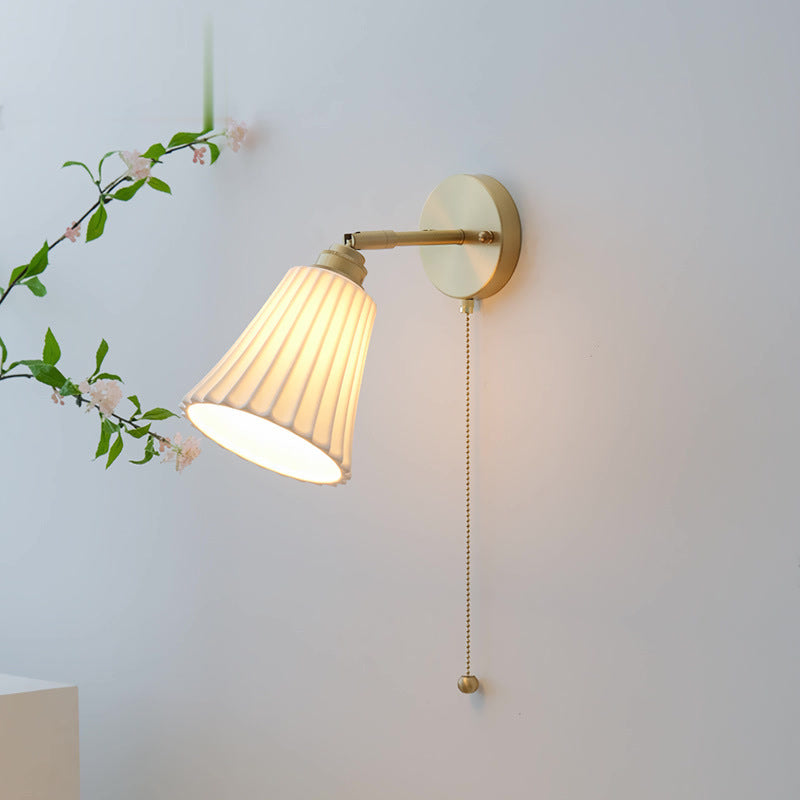 Lampe murale à 1 lumière avec interrupteur à glissière, corne réglable en céramique en laiton traditionnel français pour chevet 