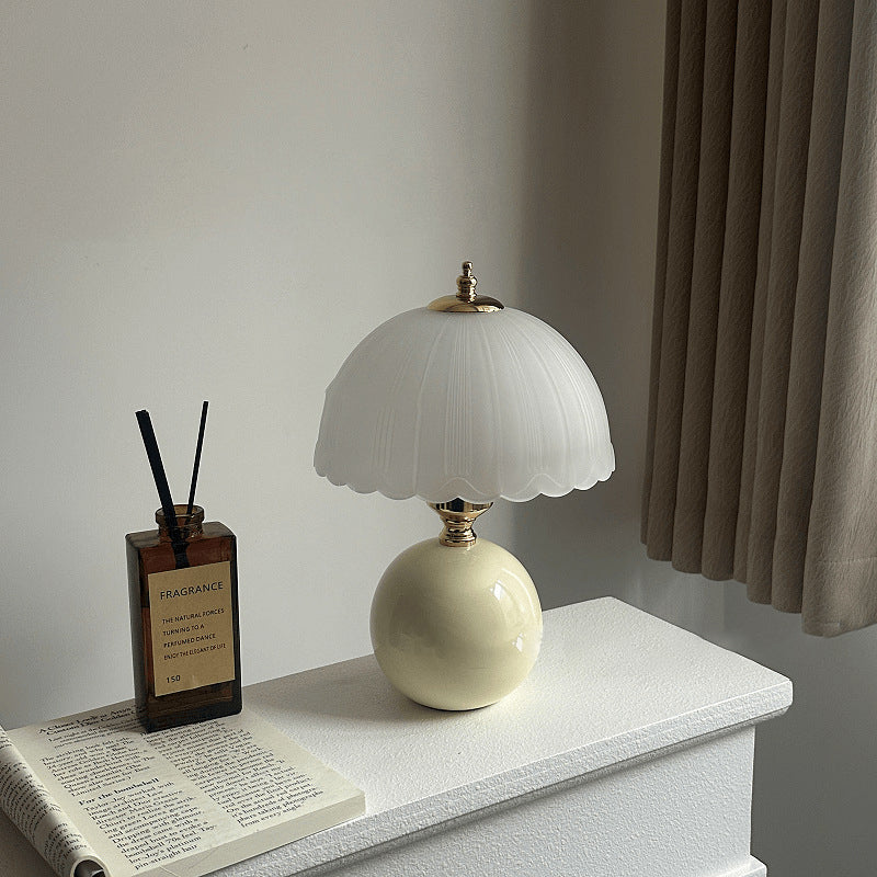 Lampe de table contemporaine nordique en céramique, métal, verre, boule, dôme, pétale à 1 lumière pour chevet 