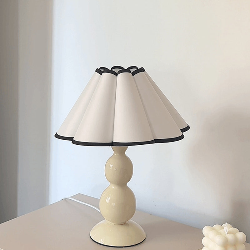 Lampe de table 1 lumière avec abat-jour conique plissé en tissu français traditionnel en PVC et fer pour chevet 