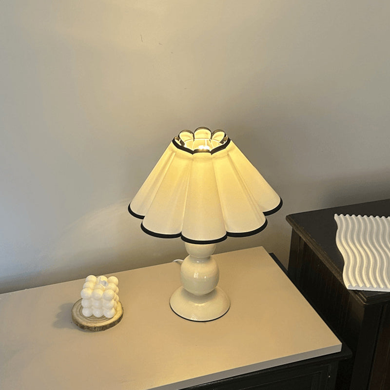 Lampe de table 1 lumière avec abat-jour conique plissé en tissu français traditionnel en PVC et fer pour chevet 