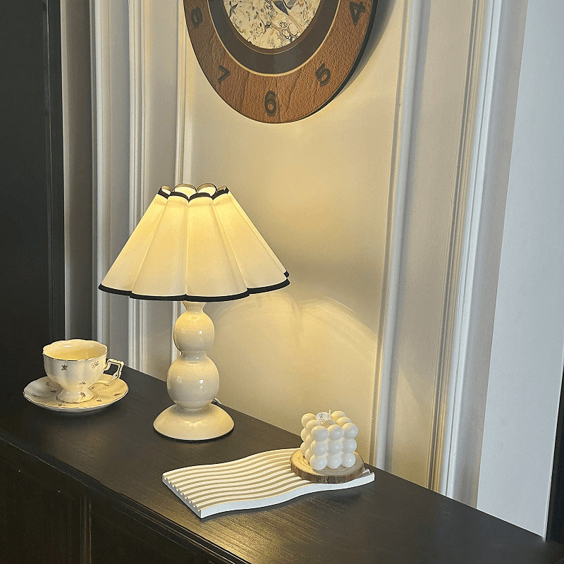 Lampe de table 1 lumière avec abat-jour conique plissé en tissu français traditionnel en PVC et fer pour chevet 