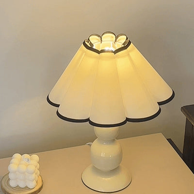 Lampe de table 1 lumière avec abat-jour conique plissé en tissu français traditionnel en PVC et fer pour chevet 