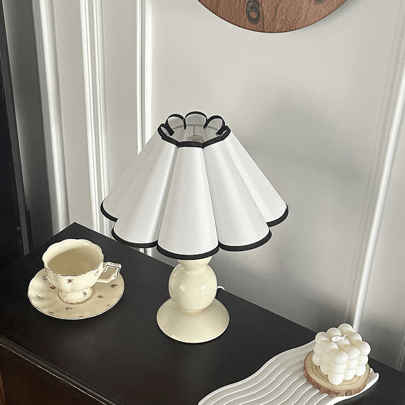 Lampe de table 1 lumière avec abat-jour conique plissé en tissu français traditionnel en PVC et fer pour chevet 